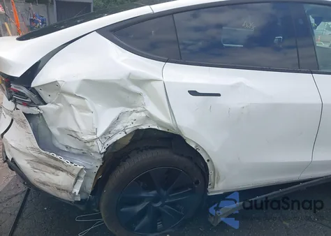 2024 Tesla Model Y Long Range Dual Motor All-Wheel Drive z USA, uszkodzony, nr VIN 7SAYGDEE7RF130028